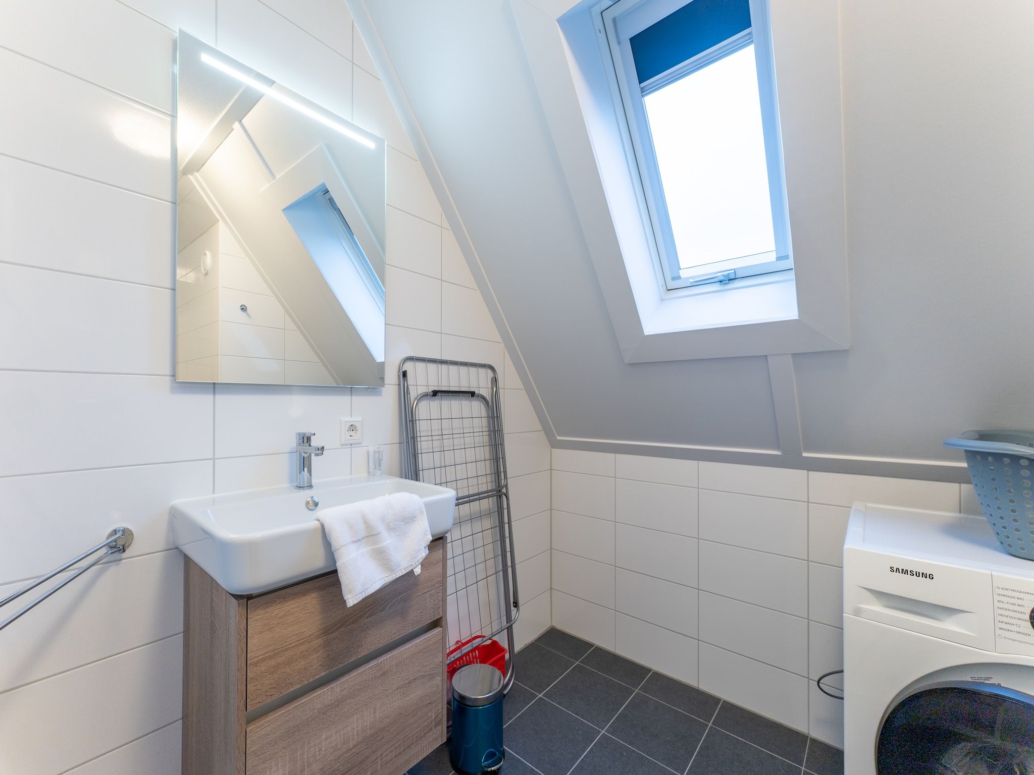 De badkamer van De Wulp Huis Nr 50 in Scherpenisse