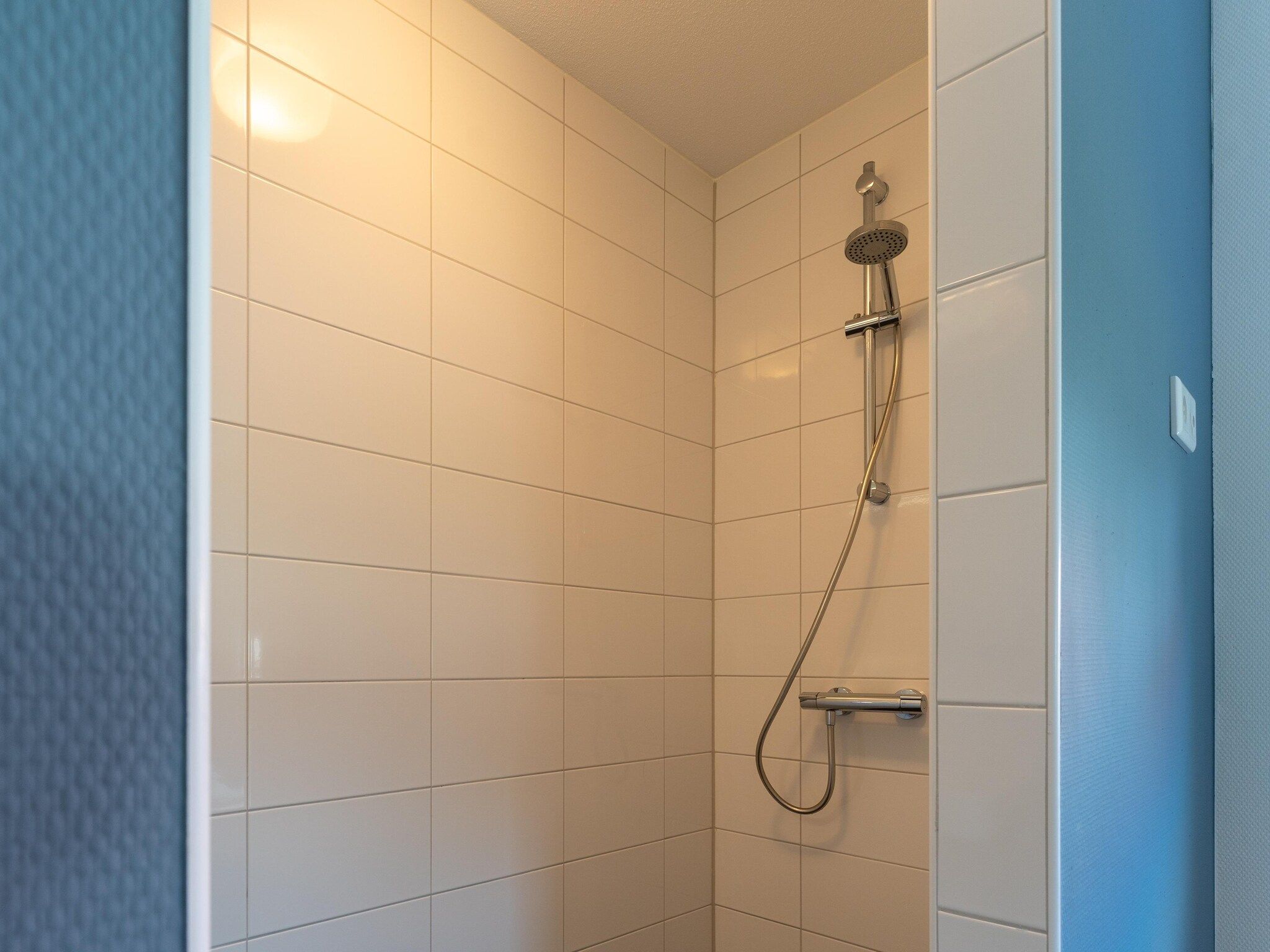 De badkamer van Wulpdal Huis Nr 51 in Scherpenisse