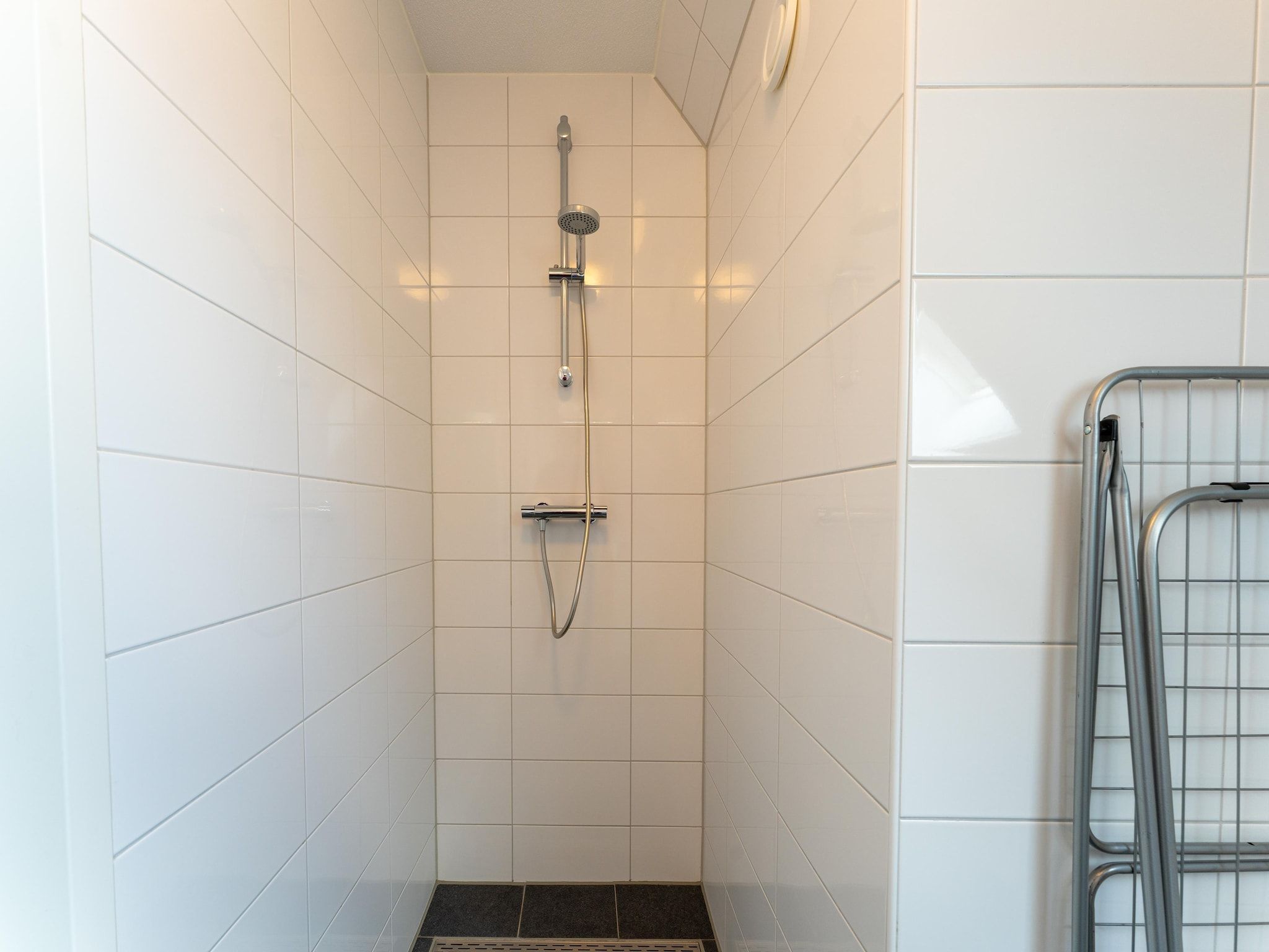 De badkamer van Wulpdal Huis Nr 51 in Scherpenisse