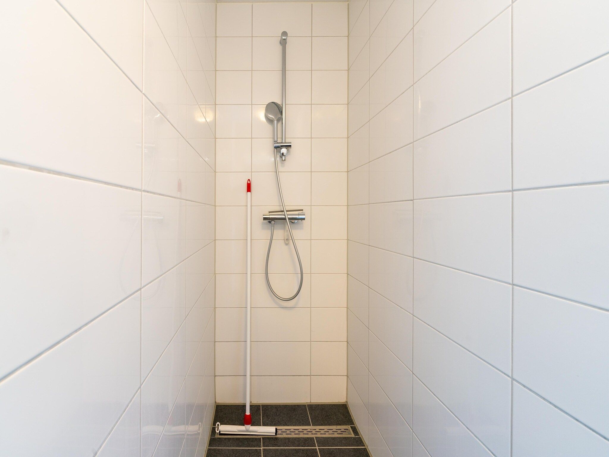 De badkamer van De Kluut Huis Nr 12 in Scherpenisse