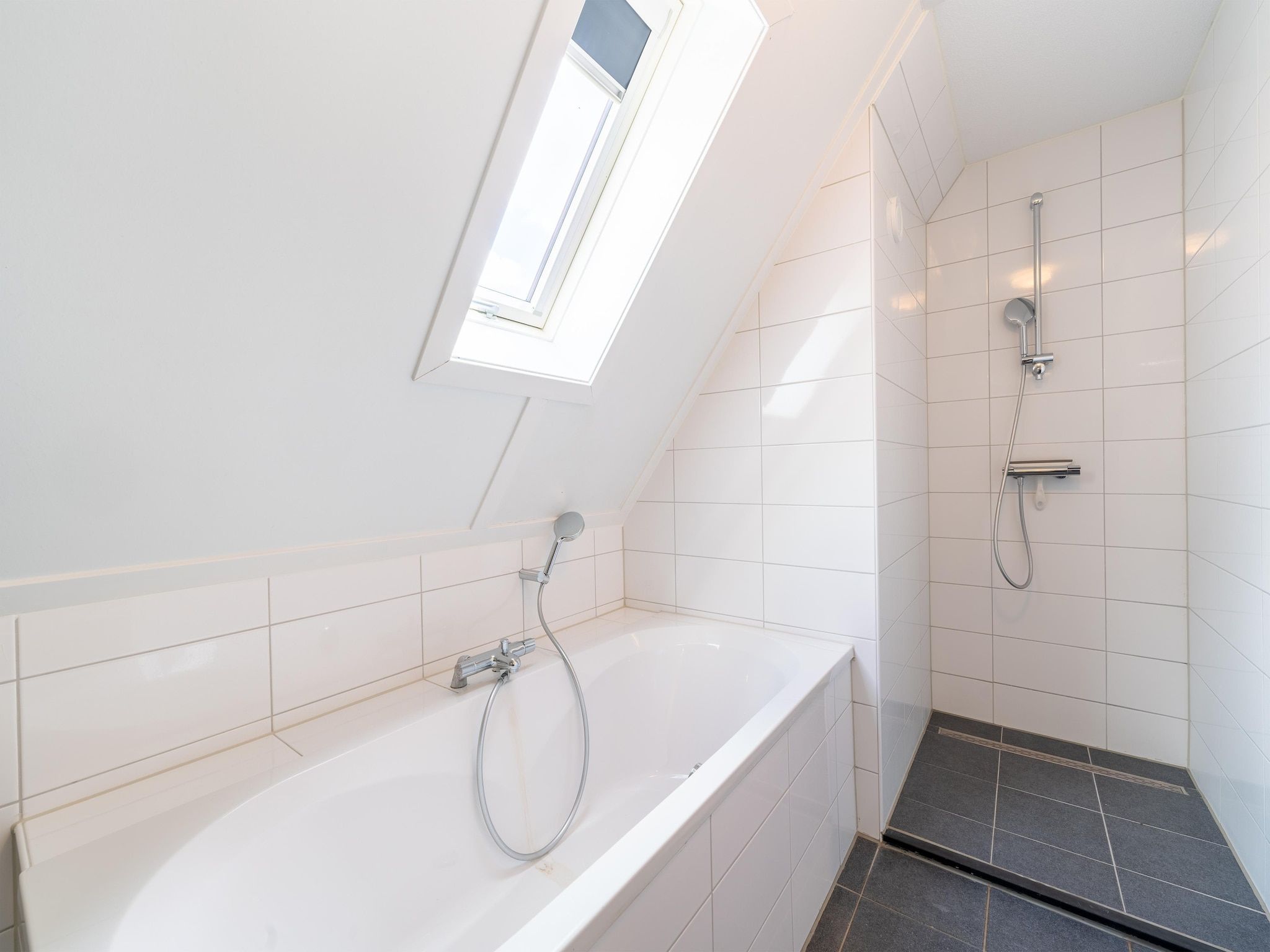 De badkamer van De Kluut Huis Nr 12 in Scherpenisse