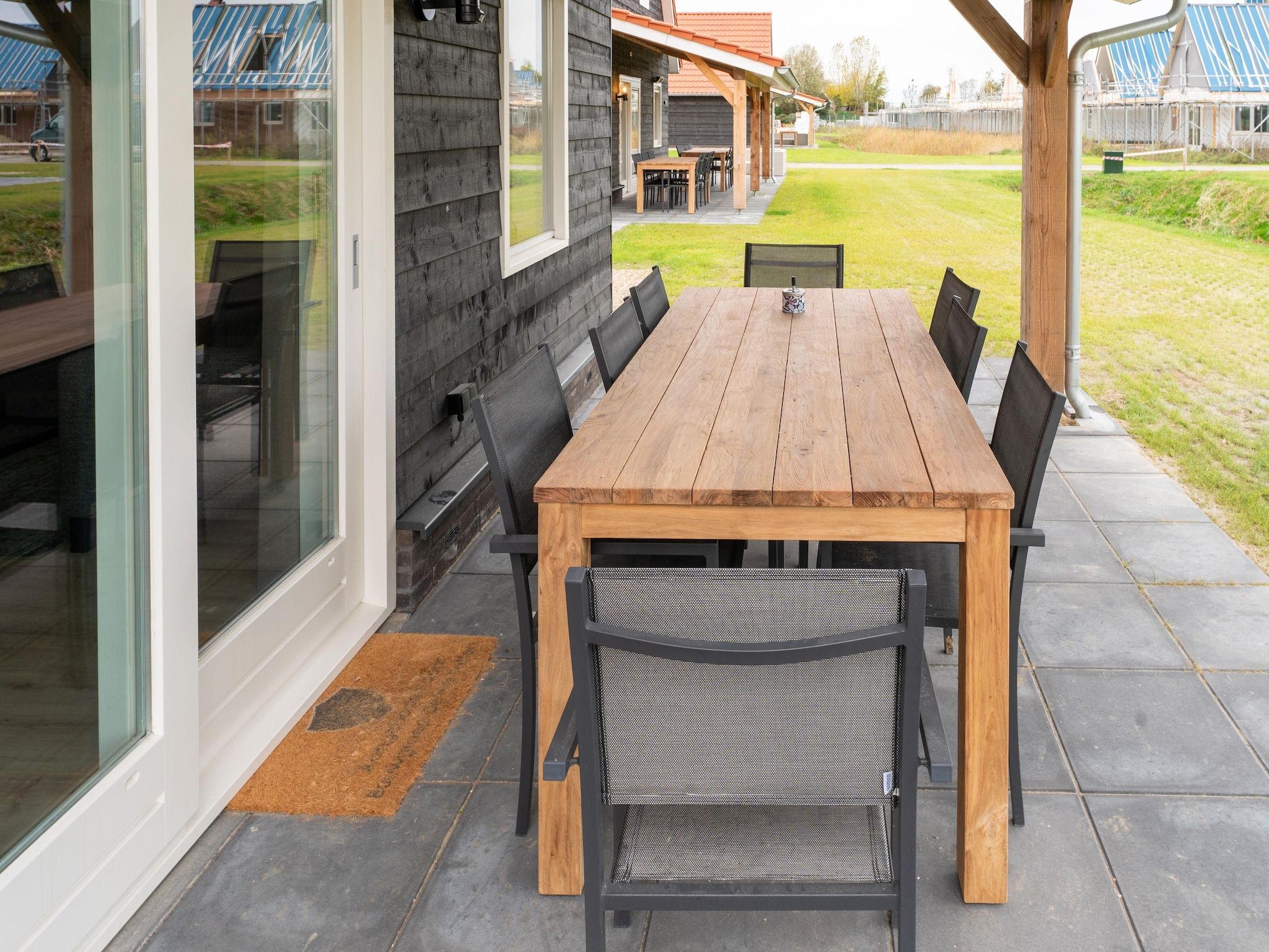 Het terras van De Reiger Huis Nr 46 in Scherpenisse