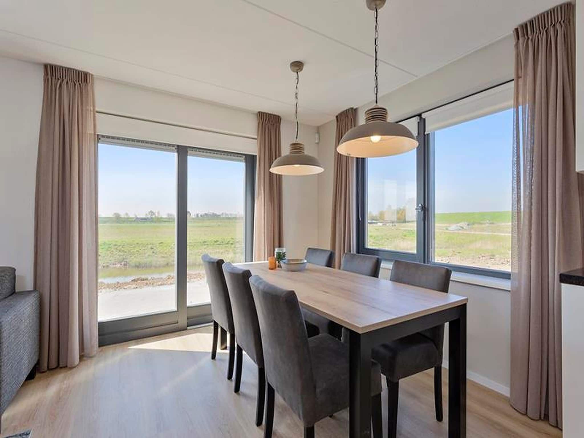 De eetkamer van De Ooievaar Huis Nr 47 in Scherpenisse