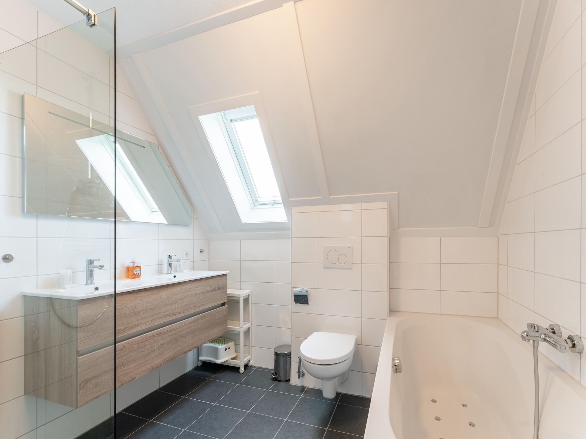 De badkamer van De Pelikaan Huis Nr 45 in Scherpenisse