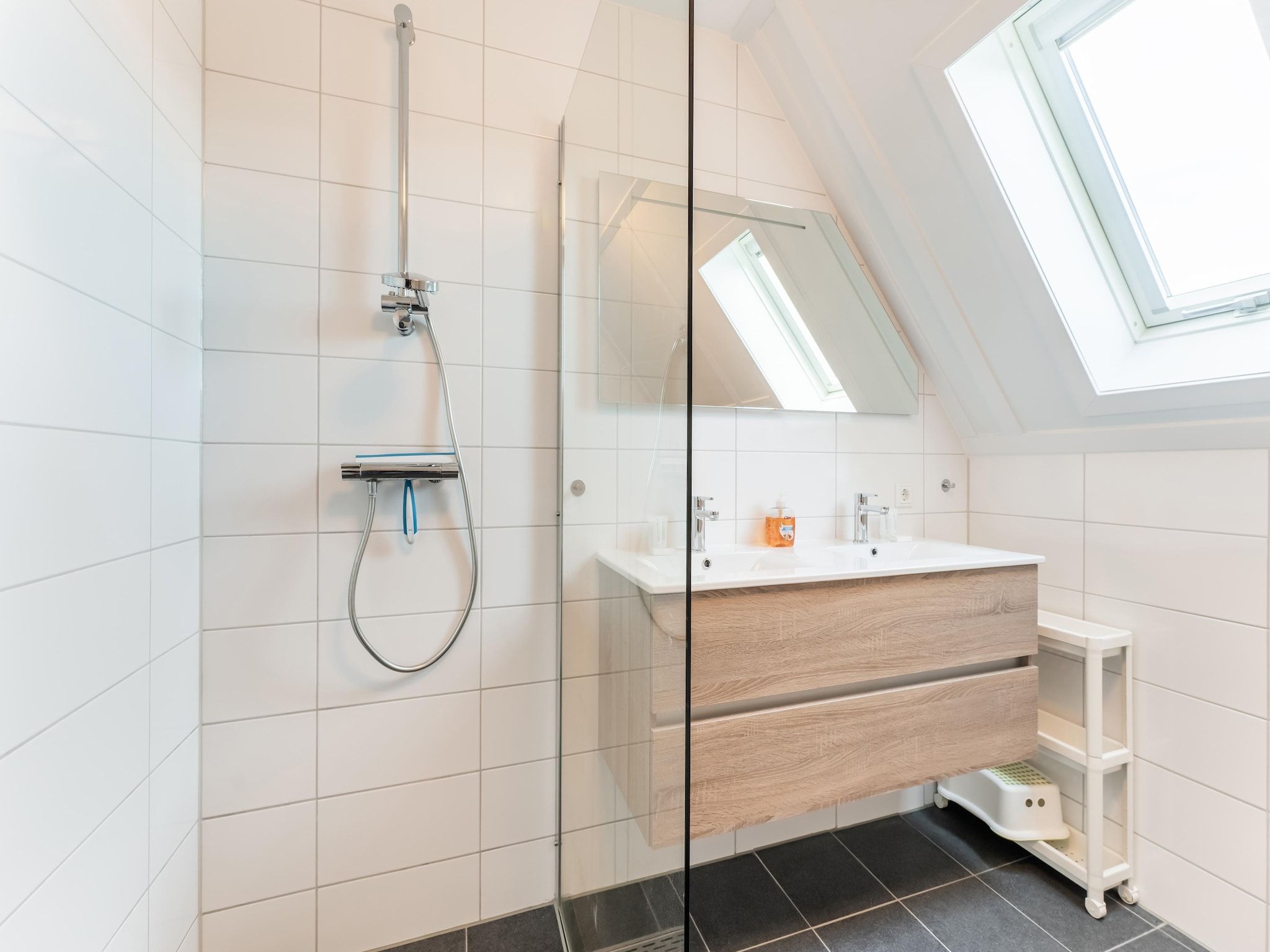 De badkamer van De Pelikaan Huis Nr 45 in Scherpenisse