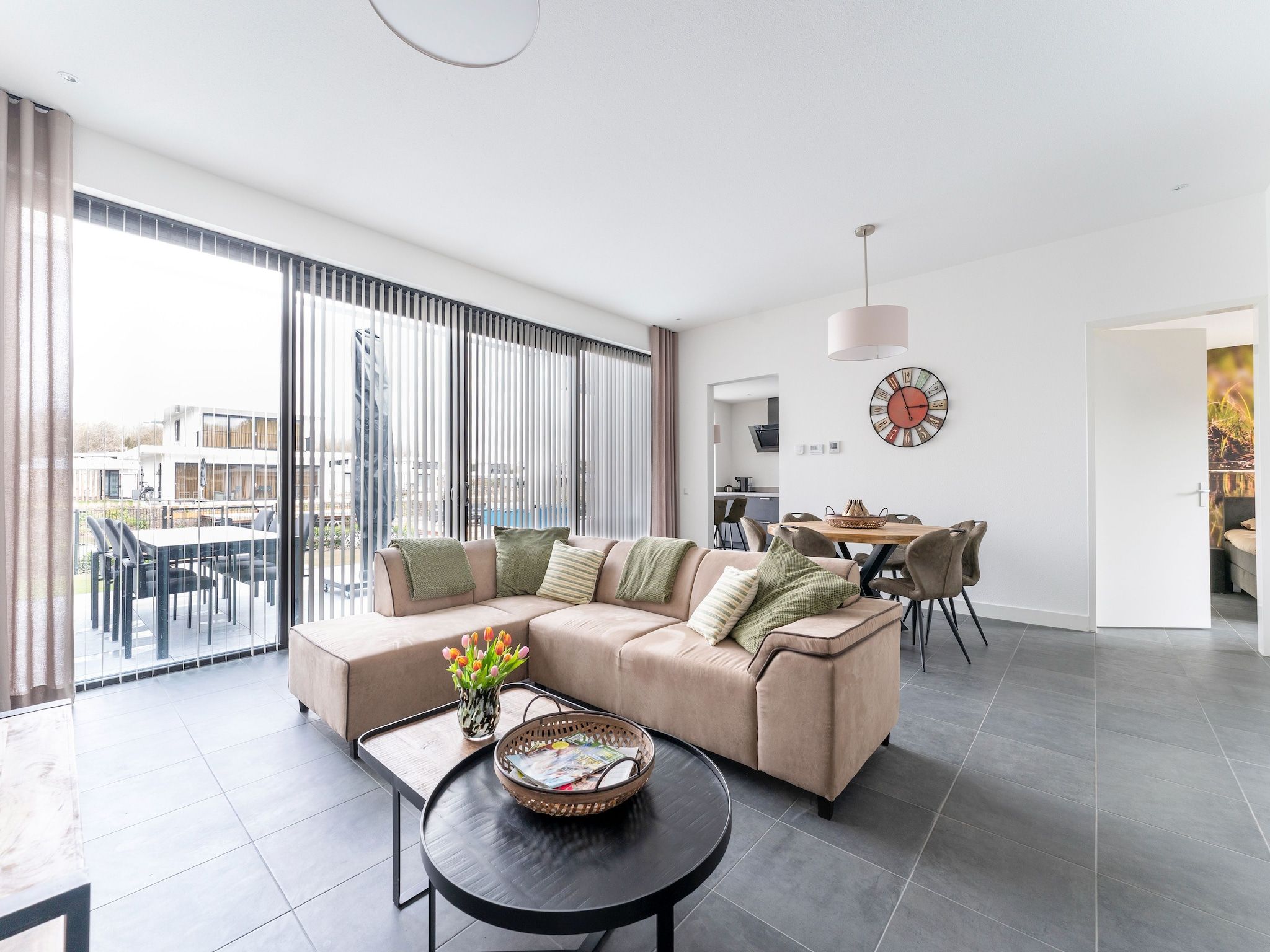 De woonkamer van Villa Dolfijntje 585 in Zeewolde