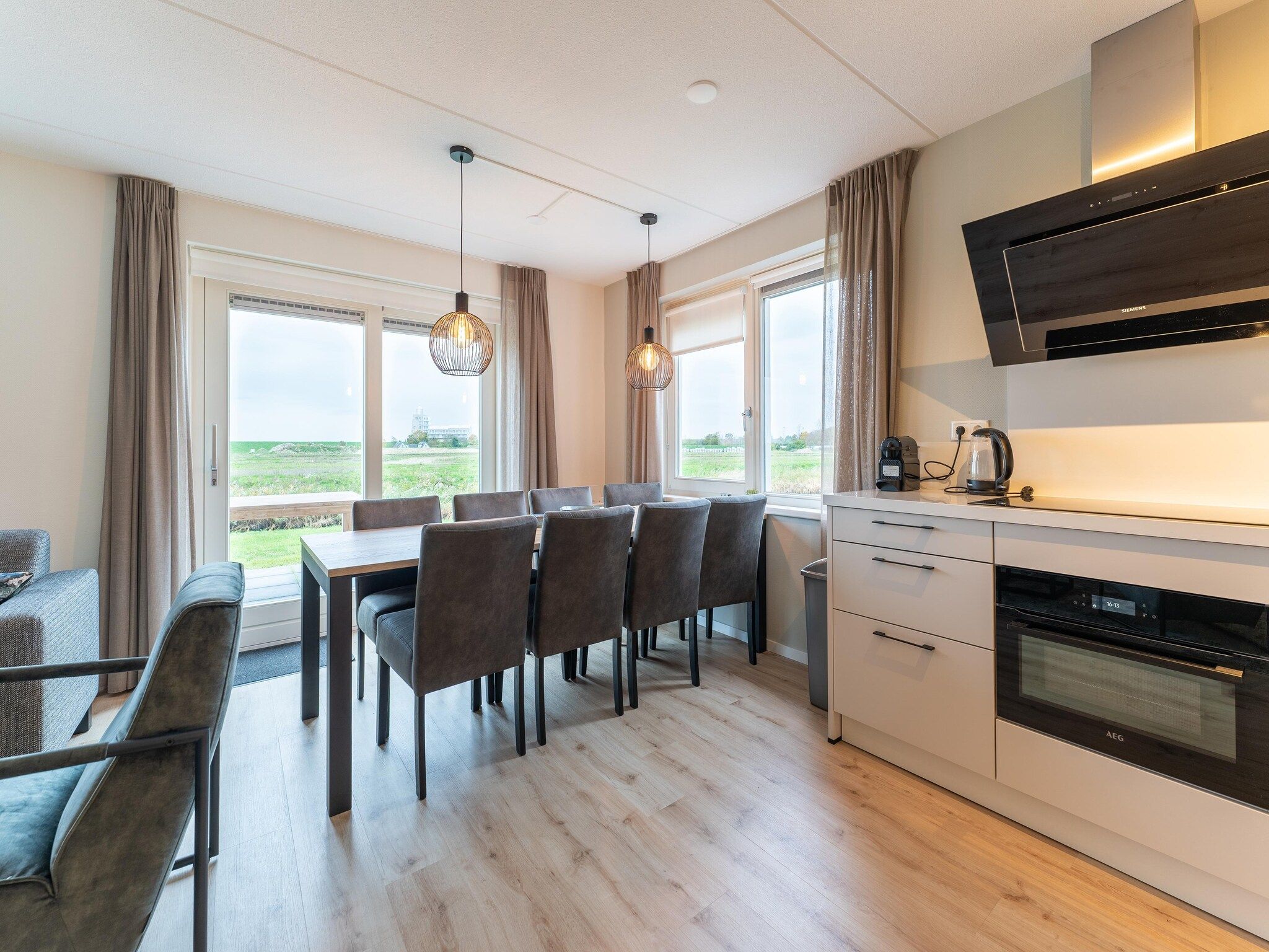 De eetkamer van De Albatros Huis Nr 49 in Scherpenisse