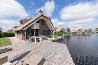 Giethoorn Villa met Moderne Touch in Wanneperveen