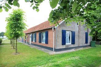 Boerderij in Nederweert bij kanalen in Nederweert Eind