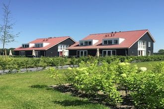 Luxe villa met gedeeld zwembad in Paasloo