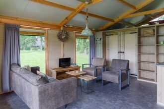 Luxe Lodge in Reesprong met Vuurschaal in Buurse