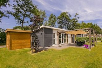 Zonovergoten chalet bij de vijver in Lochem