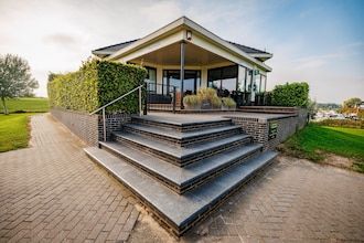 Villa in Nederland met Uitzicht op de Haven in Maurik