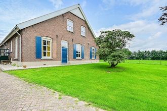 Boerderij in De Heurne met dierenweide in De Heurne