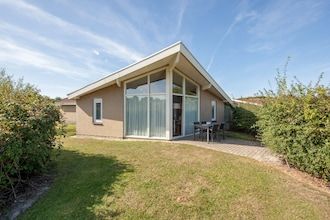 Bungalow bij Noordzeestrand met Tuin in Domburg