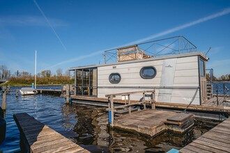 Woonboot bij de haven met uitzicht in Uitgeest