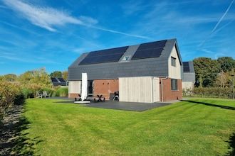 Villa aan het water met aanlegsteiger in Balk