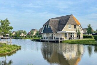 Villa in Friesland met Sauna en Whirlpool in Delfstrahuizen