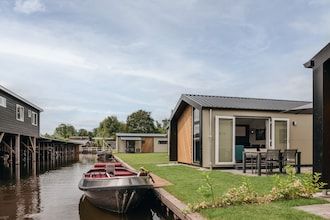 Mooi chalet met ac en sloep in Giethoorn