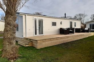 Chalet aan de Waddenzee met Tuin in Hippolytushoef