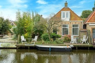 Ontsnapping aan het water met privé-aanlegsteiger in Heeg