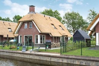 Villa in Friesland aan het water in Idskenhuizen