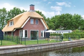 Villa in Friesland met Tuin aan Water in Idskenhuizen