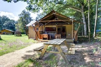 Glampingtent in Tranquil Park in Dalfsen