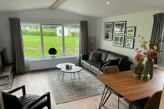 Comfort chalet aan recreatieplas in Lathum
