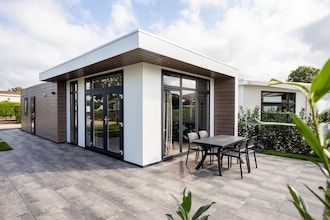 Chalet met Uitzicht op Vijver in Lathum