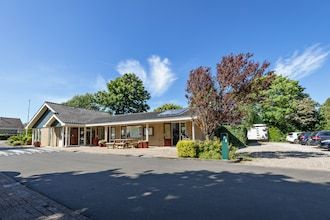 Bungalow met open haard in familiepark in St. Maartenszee