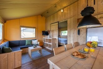 Safarilodge voor 6 personen met veranda nabij het IJsselmeer in Andijk