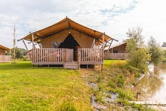 Safarilodge voor 6 personen met veranda nabij het IJsselmeer in Andijk