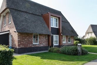 Villa aan Tjeukemeer met Privé Steiger in Delfstrahuizen