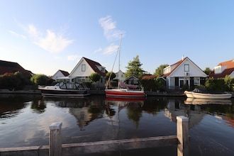 Fijn vakantiehuis aan het water in Grou in Grou