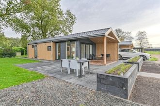 Chalet in vakantiepark met tuin en terras in Hoogersmilde