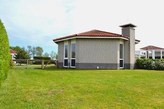 Fijn huis aan de golfbaan met sauna in Hollum