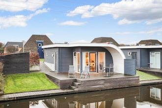 Bungalow aan het meer met sauna in Midlaren