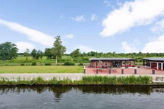 Vakantiehuis in Friesland bij Kanaal & Meer in Jistrum / Skûlenboarch