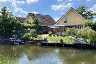 Carpe Diem met steiger en boot in Medemblik