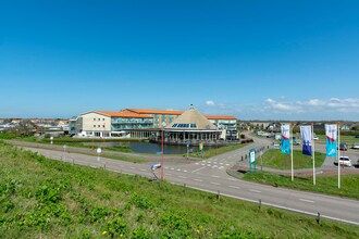 Strandslag203 met balkon met uitzicht op de duinen in Julianadorp aan Zee