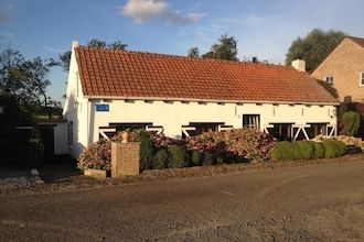 Dijkhuis bij Breskens met tuin aan beek in Hoofdplaat