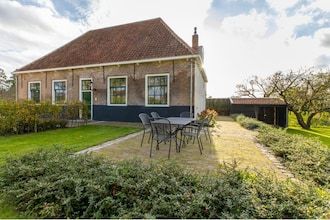 Boerderij in Zeeland met molenuitzicht in Heinkenszand