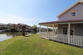 Bungalow aan het water bij Rotterdam met sauna in Simonshaven