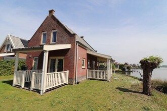 Bungalow aan het water bij Rotterdam en Zeeland in Simonshaven