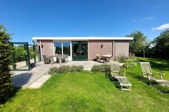 Moderne bungalow dichtbij het strand met uitzicht in Sint Maartensvlotbrug