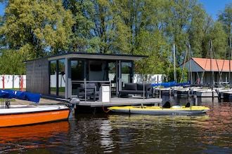 Houseboat in Heeg met prachtig havenzicht in Heeg