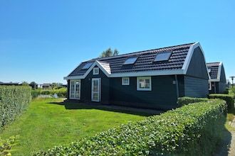 Chalet met 5 slaapkamers en 2 badkamers in West-Graftdijk