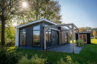 Luxe vakantiewoning omringd door water en bos in Sint Nicolaasga