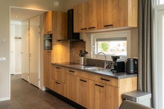 Luxe vakantiewoning omringd door water en bos in Sint Nicolaasga